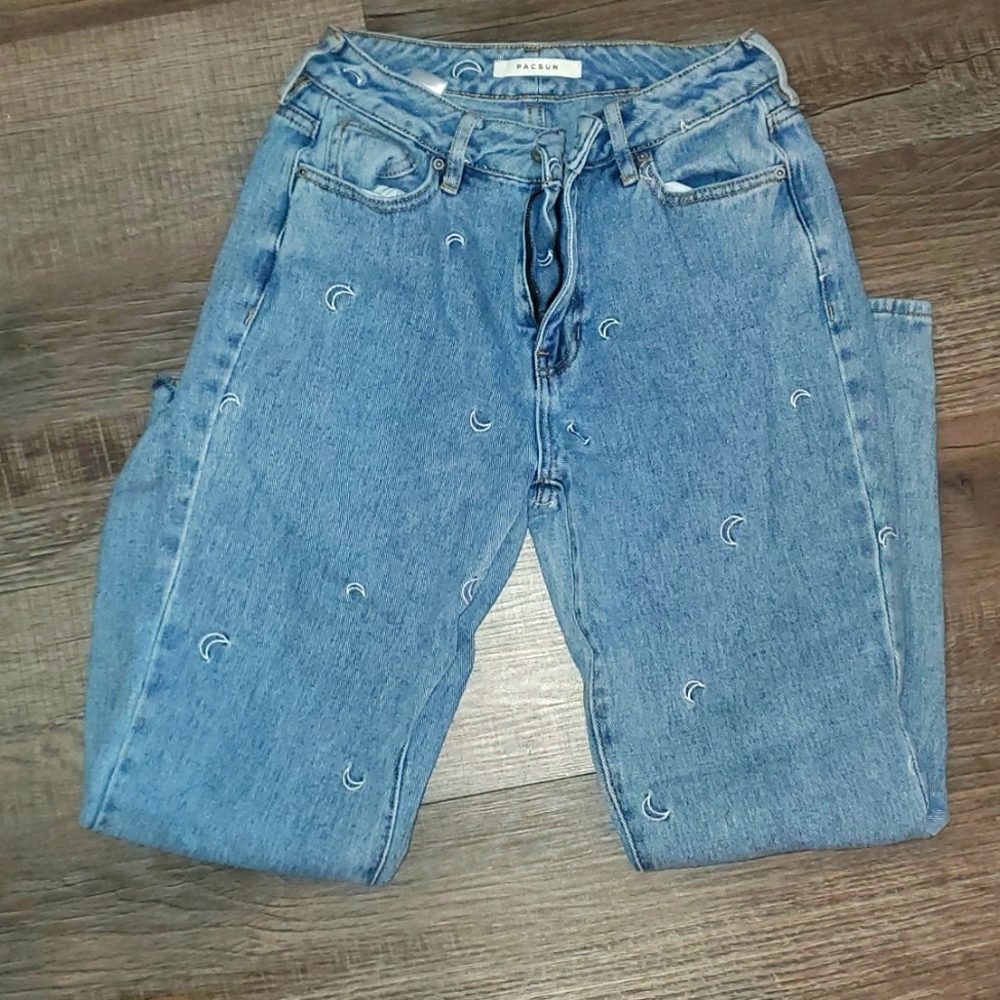 PacSun Light Wash Mom Jeans w/ moons embroidered